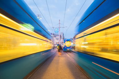 Hırvatistan 'ın Zagrep şehir merkezindeki Ilica caddesindeki toplu taşımacılık tramvaylarının hareket süreleri ve ışık yolları bulanıklaşıyor.