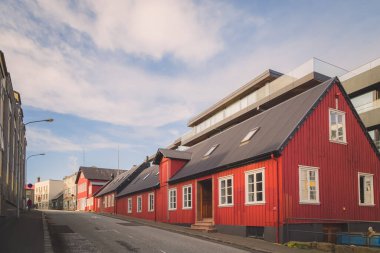 İzlanda 'nın tarihi Reykjavik kentindeki eski, ilginç, büyüleyici ve renkli bina ve sokak manzarası.
