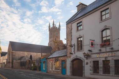 Abbey sokağı ve Ennis Friary 'de Ennis, İrlanda' nın ennis şehrinde altın gün batımında ya da gün doğumunda.