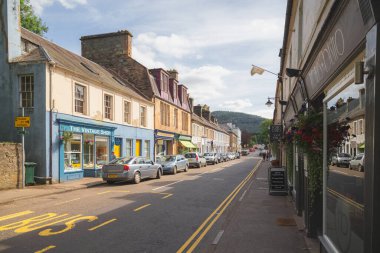 Dunkeld, İskoçya - 15 Ağustos 2016: Perth ve Kinross 'taki İskoç kasabası ve Dunkeld ve Birnam köyünün ana alışveriş caddesi.