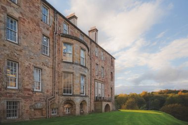 Dalkeith Taşra Parkı 'ndaki Dalkeith Sarayı malikanesi, Edinburgh, İskoçya.