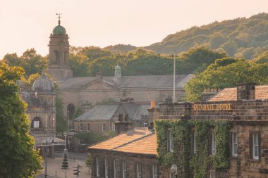 Buxton, İngiltere - 26 Haziran 2021: Tarihi pazar kasabası Buxton, Derbyshire, İngiltere 'de Old Hall Hotel, Opera Binası ve St John Kilisesi' nin ana meydanına bakın.
