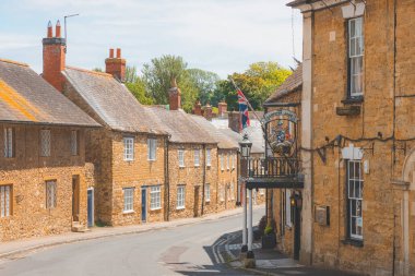 Abbotsbury, İngiltere - 25 Haziran 2021: Güneşli bir yaz gününde İngiltere 'nin Dorset kentindeki Abbotsbury' nin antika ve büyüleyici İngiliz köyü.