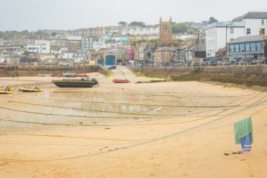 St Ives, İngiltere - 21 Haziran 2012: İngiltere 'nin Cornwall kentindeki eski ve manzaralı sahil kenti St Ives' in limanında sular çekildiğinde karaya vurmuş tekneler.