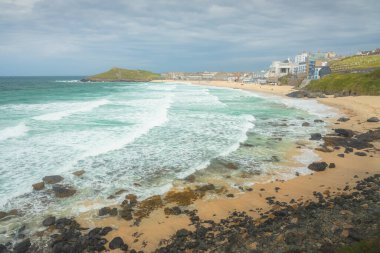 Huysuz, Porthmeor Beach 'in manzaralı, sahil kenti St Ives, Cornwall, İngiltere.