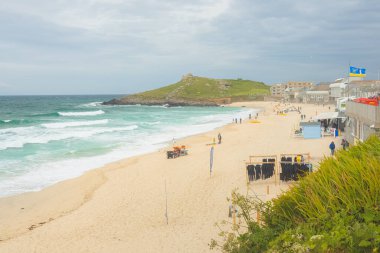 St Ives, İngiltere - 21 Haziran 2021: Manzaralı Porthmeor Sahili, sahil kenti St Ives, Cornwall, İngiltere.