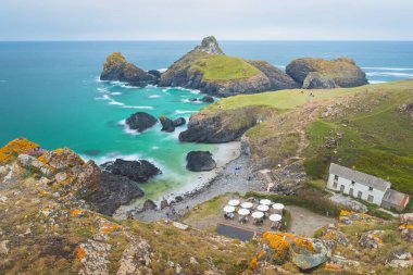 Batı Cornwall, İngiltere 'deki Kertenkele Yarımadası' nda yaz günü deniz manzaralı Kynance Koyu manzarası.