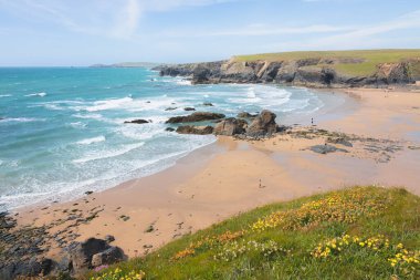 Güneşli bir yaz gününde Kuzey Cornwall, İngiltere 'nin Atlantik kıyısındaki Porthcothan Sahili' nin deniz manzarası.