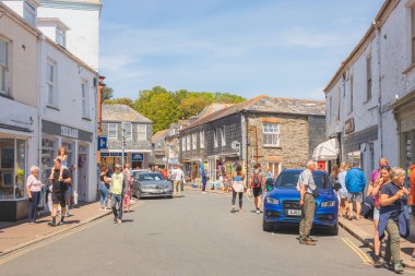 Padstow, İngiltere - 18 Haziran 2021: Turistler Cornwall, İngiltere 'deki Cornish liman kenti Padstow' un sokaklarında güneşli bir yaz gününün tadını çıkarıyorlar.