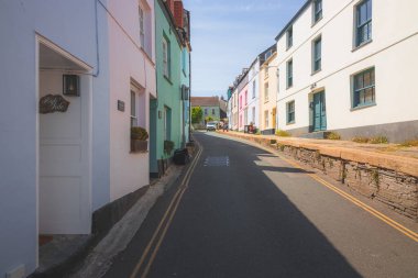 Padstow, İngiltere - 18 Haziran 2021: İngiltere 'nin Cornwall kentindeki Cornish liman kasabasında sakin bir caddedeki renkli pastel konutlar.