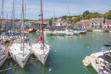 Padstow, İngiltere - 18 Haziran 2021: İngiltere 'nin Cornwall kentindeki sahil kenti Padstow Limanı' nda güneşli bir yaz günü.