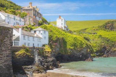 Kuzey Cornwall, İngiltere 'de güneşli bir yaz gününde Port Isaac' in deniz kenarındaki köyü..