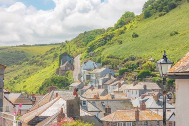 Cornwall, İngiltere 'de güneşli bir yaz gününde Port Isaac' in sahil köyü..