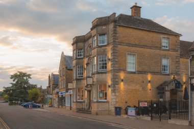 Bourton-on-the-Water, İngiltere - 13 Haziran 2021: Chip Shed barı ve bir yaz akşamı Cotswolds kasabasının ana caddesindeki Bourton-on-the-Water kasabasındaki restoran.
