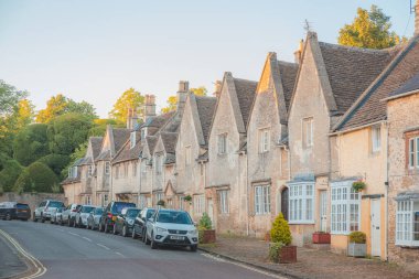 Corhsam, İngiltere - 12 Haziran 2021: İngiltere 'nin Wiltshire kentindeki tarihi eski pazar kasabası Corsham' da geleneksel yerleşim yeri.