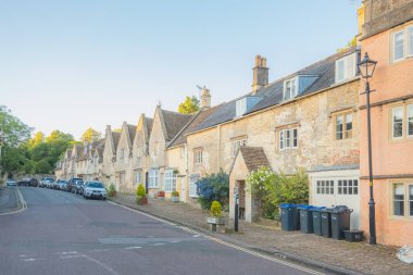 Corhsam, İngiltere - 12 Haziran 2021: İngiltere 'nin Wiltshire kentindeki tarihi eski pazar kasabası Corsham' da geleneksel yerleşim yeri.