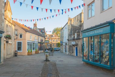 Corsham, İngiltere - 12 Haziran 2021: İngiltere 'de bir yaz akşamında Corsham, Wiltshire' ın tarihi eski pazar merkezi.