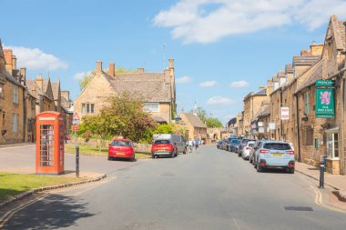 Chipping Campden, İngiltere - 12 Haziran 2021: Cotswolds, Gloucestershire, İngiltere 'de güneşli bir yaz gününde eski İngiliz kasabası Chipping Campden.