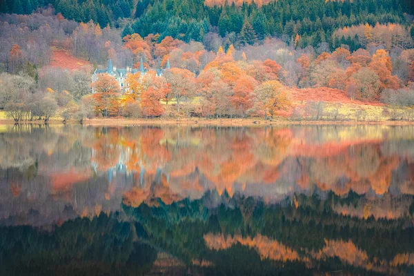 Ein Ruhiger Friedlicher See Der Sich Lebendigen Herbstlichen Farben Widerspiegelt — Stockfoto