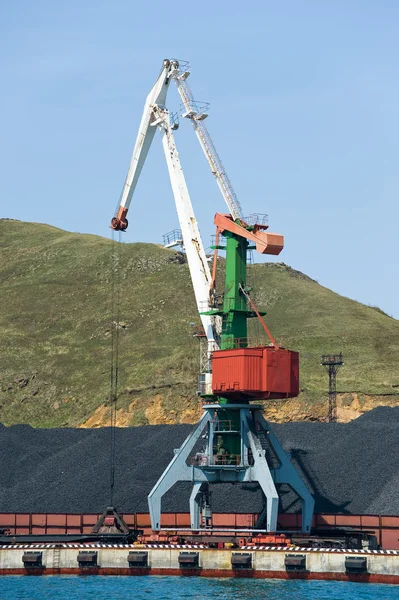 Kraan in kolen terminal in Russische haven — Stockfoto