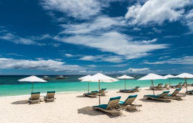 Plaj sandalyeleri ile Panglao Bohol adada Alona Beach