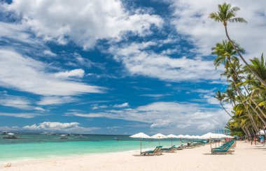 Plaj sandalyeleri ile Panglao Bohol adada Alona Beach