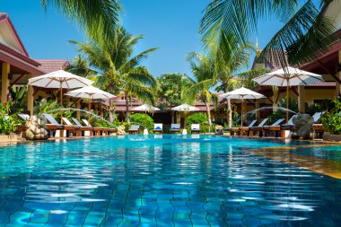 Tropik tatil köyünde yüzme havuzu 
