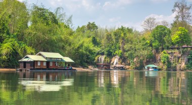 Turizm yüzen ev Kwai Nehri, Kanchan rafting üzerinde