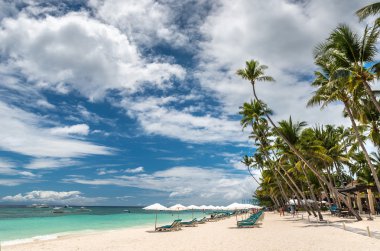 Plaj sandalyeleri ile Panglao Bohol adada Alona Beach