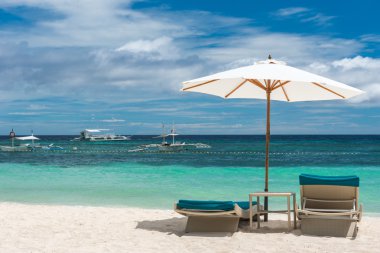 Plaj sandalyeleri ile Panglao Bohol adada Alona Beach