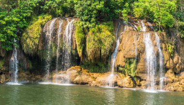 Şelale görünümü River Kwai, Tayland. 