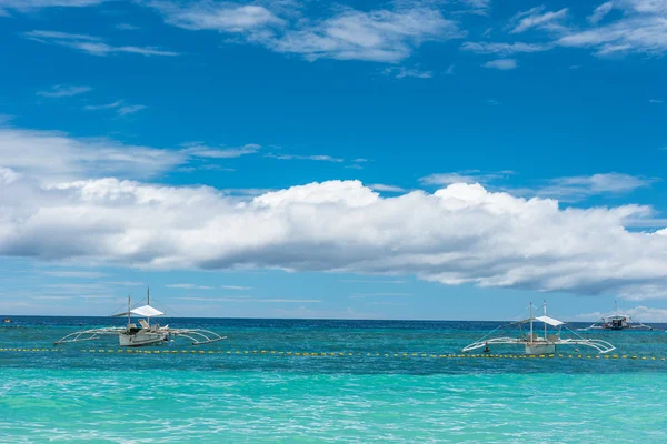 Ilha de Paglao na praia de Alona com barcos tradicionais — Fotografia de Stock