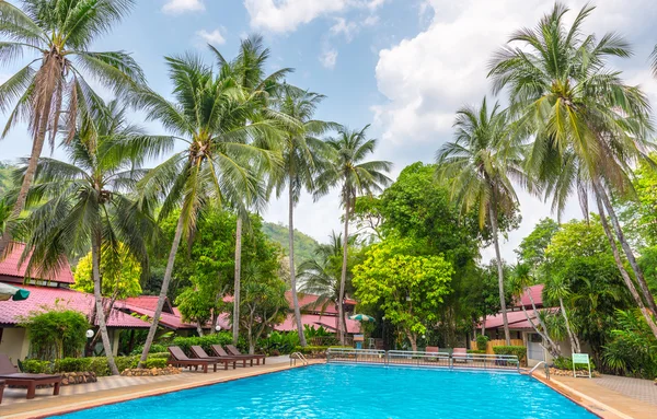 Plavecký bazén v veřejné tropický resort, Phuket — Stock fotografie