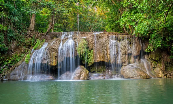 Jungle landschap met stromende turquoise water — Stockfoto