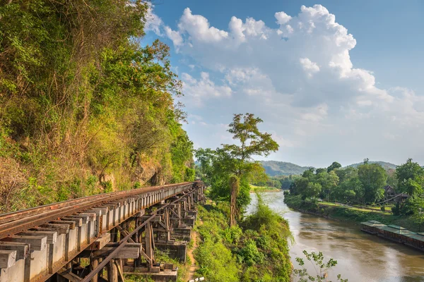 Ferrocarril de la Muerte y Puente de la Muerte en River Kwai, Tailandia . — Foto de Stock