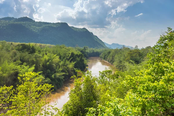 Tal grüner Fluss kwai, kanchanaburi, thailand. — Stockfoto