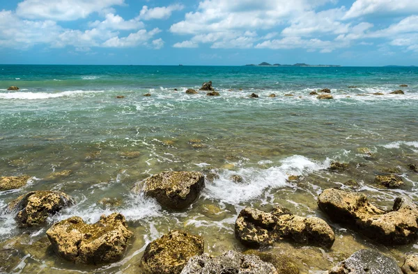 Vue sur le paysage marin de la plage rocheuse — Photo