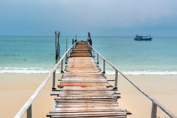 Houten ligplaats op het strand van Koh Samed — Stockfoto