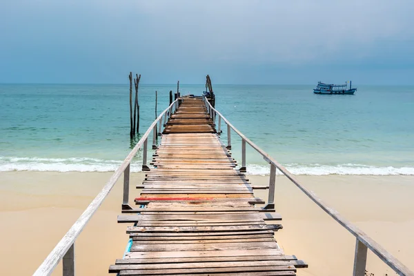 Amarração de madeira na praia de Koh Samed — Fotografia de Stock