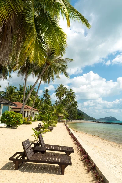 Cadeiras de praia de bambu no resort, Tailândia — Fotografia de Stock