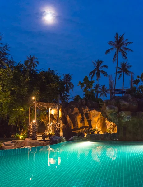 Luna piena vista serale di una piscina, Thailandia — Foto Stock