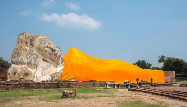 Reclining Buddha at Wat Lokayasutharam temple — Stock Photo, Image