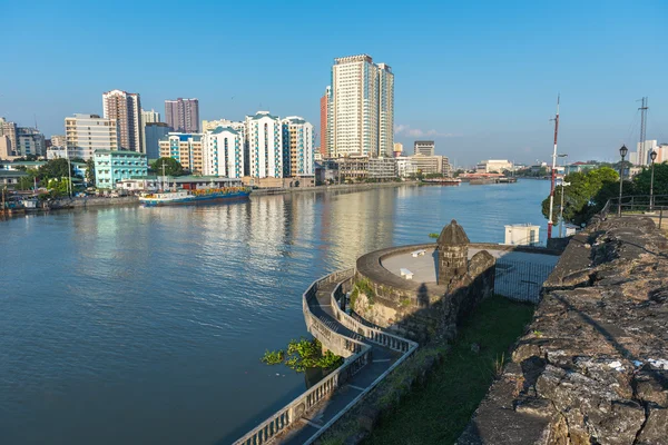 Fort Santiago ve Binalar Pasay Nehri boyunca — Stok fotoğraf