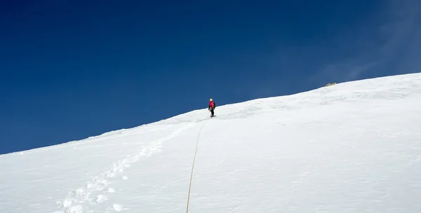 Escalador no cume da montanha no Quirguistão — Fotografia de Stock