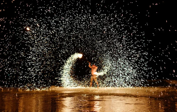 Feuerwerker mit erstaunlicher Feuershow — Stockfoto