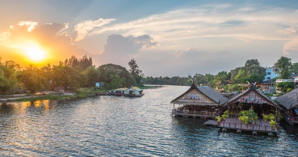 Tourists restaurants on the floating house rafting at the river — Stock Photo, Image