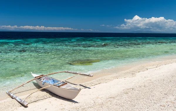 Praia bonita com barco na ilha de Balicasag — Fotografia de Stock