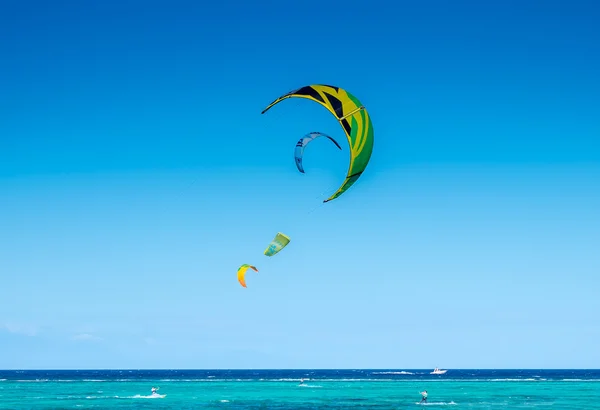 Kite zeilen bij sterke wind op Bulabog strand — Stockfoto