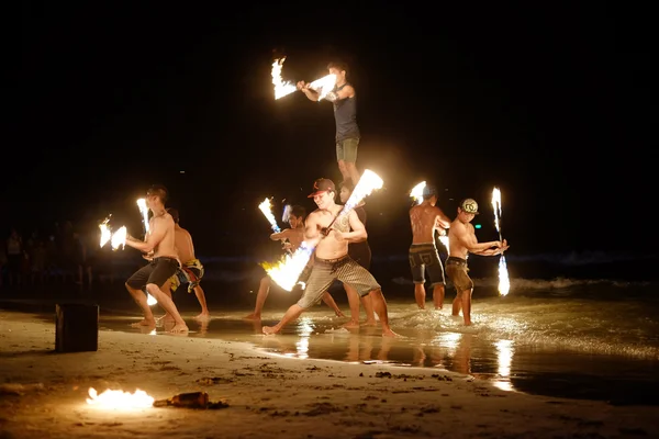 Feuerwerker öffentliche Show am Strand, Thailand — Stockfoto