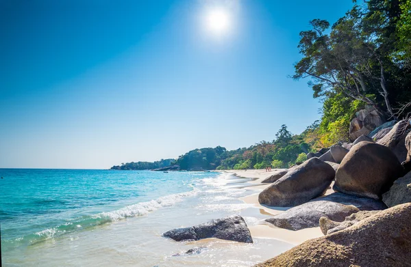 Пляж Схожего острова Ко Мианг в национальном парке — стоковое фото